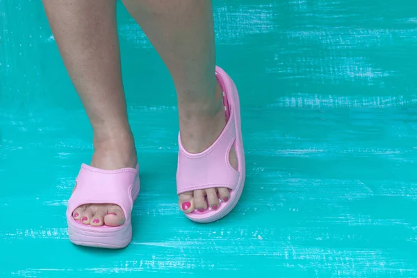 Señora pies en color madera —  Fotos de Stock