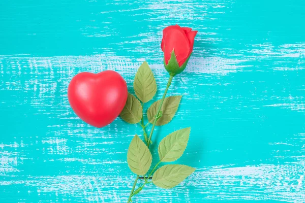 Red heart and rose flower on vintage color wood background — Stock Photo, Image