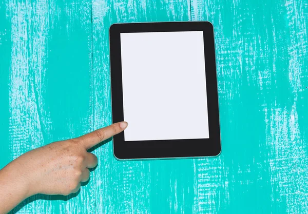 Hand houden en aanraking van een tablet — Stockfoto