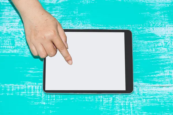 Hand houden en aanraking van een tablet — Stockfoto