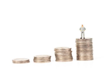 minyatür işçi para yığını ile