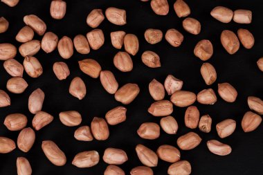 zemin ceviz veya fıstık siyah arka plan üzerine