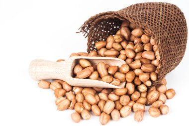 zemin ceviz veya fıstık sepette beyaz zemin üzerine tahta kaşık ile