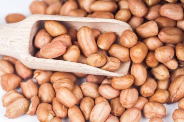 zemin ceviz veya fıstık beyaz zemin üzerine tahta kaşık ile.