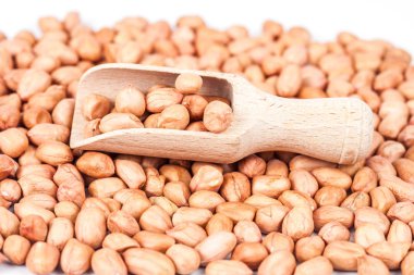 zemin ceviz veya fıstık beyaz zemin üzerine tahta kaşık ile.