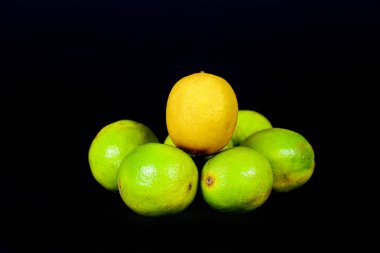 siyah arka plan üzerine bambu sepette kireç