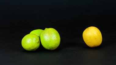 siyah arka plan üzerine bambu sepette kireç