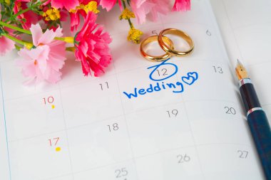 Düğün Not takvimdeki bir hatırlatma çiçek ve kalem ile düğün günü için ayarlar