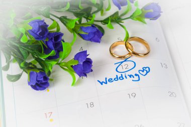 Düğün Not takvimdeki bir hatırlatma çiçek ve kalem ile düğün günü için ayarlar