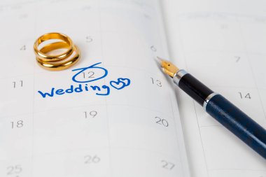 Düğün Not takvimdeki bir hatırlatma çiçek ve kalem ile düğün günü için ayarlar