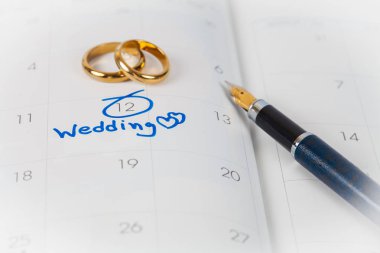 Düğün Not takvimdeki bir hatırlatma çiçek ve kalem ile düğün günü için ayarlar