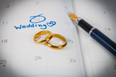 Düğün Not takvimdeki bir hatırlatma çiçek ve kalem ile düğün günü için ayarlar