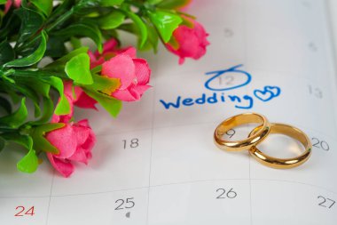 İkili Yüzük kutusunda bir takvimi düğün notalı bir hatırlatma düğün için ayarlar