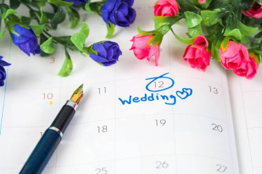 Düğün Not takvimdeki bir hatırlatma çiçek düğün günü için ayarlar.