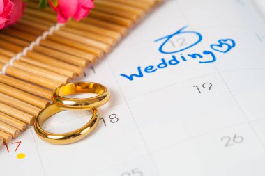 Düğün Not takvimdeki bir hatırlatma çiçek ve duo düğün günü için ayarlar .