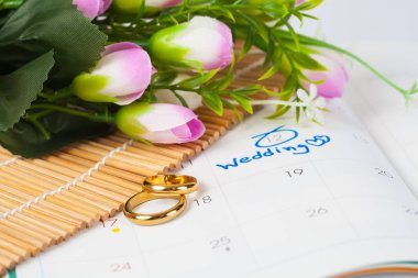 Düğün Not takvimdeki bir hatırlatma çiçek ve duo düğün günü için ayarlar .