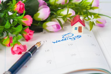 Düğün Not takvimdeki bir hatırlatma çiçek düğün günü için ayarlar