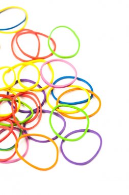 Çok renkli, beyaz arka plan üzerinde lastik bant