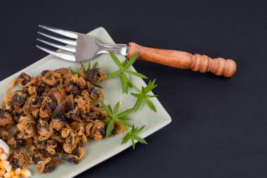 deniz gıda tatlı çanak üzerinde istiridye çatalı kurutulmuş.