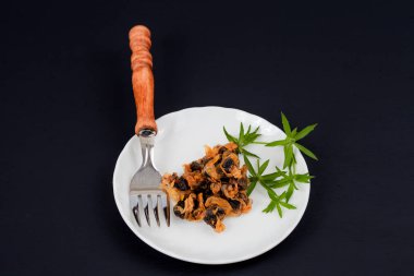 deniz gıda tatlı çanak üzerinde istiridye çatalı kurutulmuş.