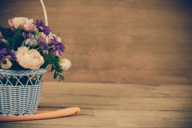 çiçek sepeti ahşap arka plan üzerinde