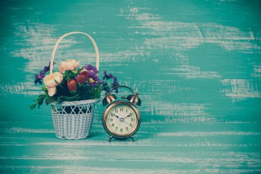 Bitime tahta arka plan ile sepet çiçek.