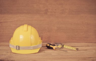 ahşap üzerine sarı inşaat güvenlik kask