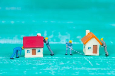 minyatür işçi ve küçük ev