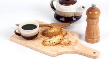 Sıcak yeşil çay ve ev küçük tatlı kurabiye yaptım