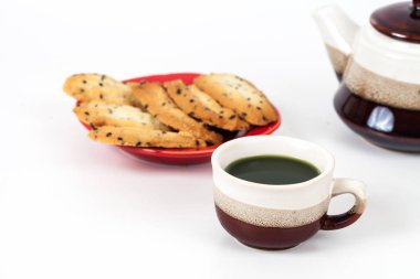 Sıcak yeşil çay ve ev küçük tatlı kurabiye yaptım 