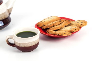 Sıcak yeşil çay ve ev küçük tatlı kurabiye yaptım 