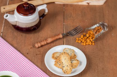 El tutmak bir ev küçük tatlı kurabiye siyah susam ile yapılan.