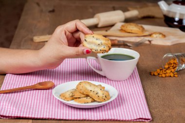 El tutmak bir ev küçük tatlı kurabiye siyah susam ile yapılan.