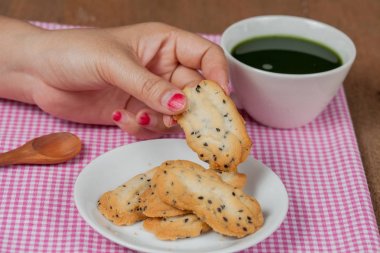El tutmak bir ev küçük tatlı kurabiye siyah susam ile yapılan.