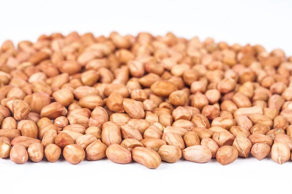 Gemahlene Nüsse oder Erdnüsse auf weißem Hintergrund. — Stockfoto