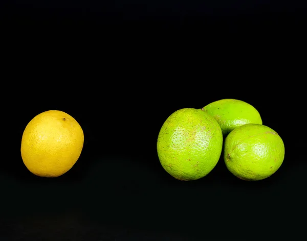 Lime dans un panier en bambou sur fond noir — Photo