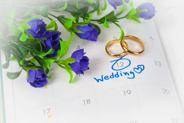 Düğün Not takvimdeki bir hatırlatma çiçek ve kalem ile düğün günü için ayarlar