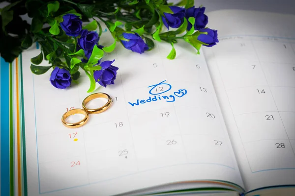 カレンダーのウェディング ノート花とペンと結婚式の日のアラームを設定します — ストック写真