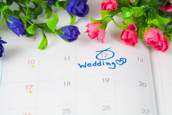 Düğün Not takvimdeki bir hatırlatma çiçek düğün günü için ayarlar