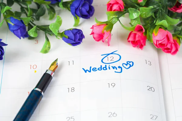 Düğün Not takvimdeki bir hatırlatma çiçek düğün günü için ayarlar.