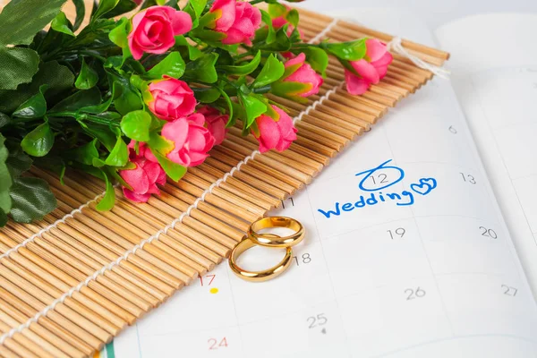 Nota de boda en un calendario establece un recordatorio para el día de la boda con anillo de flores y dúo  . —  Fotos de Stock