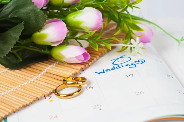 Düğün Not takvimdeki bir hatırlatma çiçek ve duo düğün günü için ayarlar .