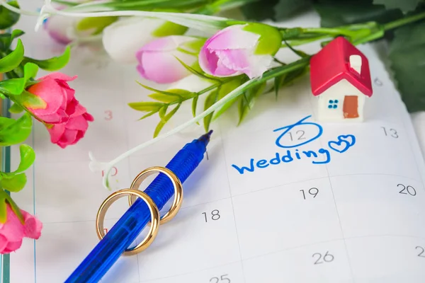 Düğün Not takvimdeki bir hatırlatma çiçek ve duo düğün günü için ayarlar 