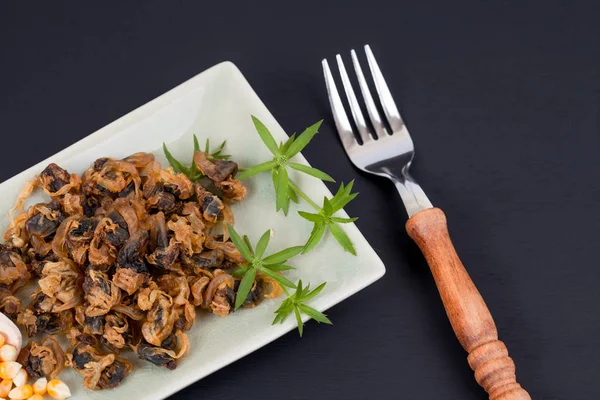 deniz gıda tatlı çanak üzerinde istiridye çatalı kurutulmuş.