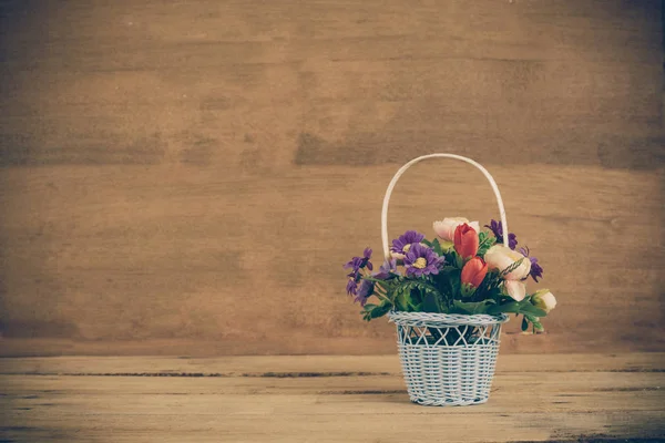 çiçek sepeti ahşap arka plan üzerinde