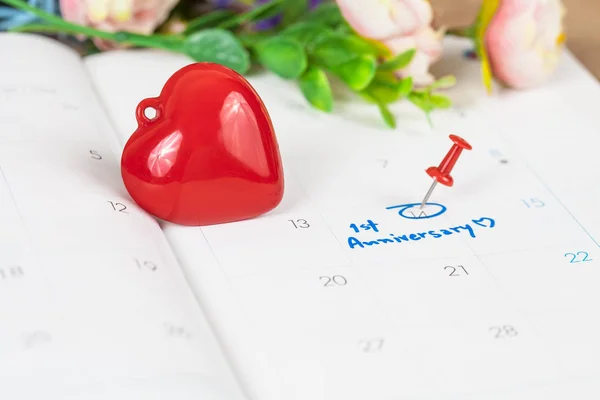 以花和红色的心形标志的日历上词周年庆典策划, — 图库照片