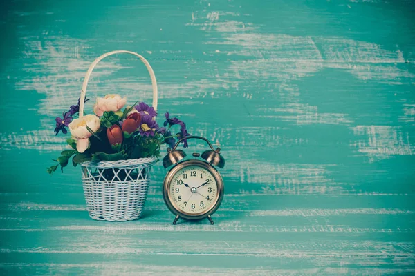 Bitime tahta arka plan ile sepet çiçek.