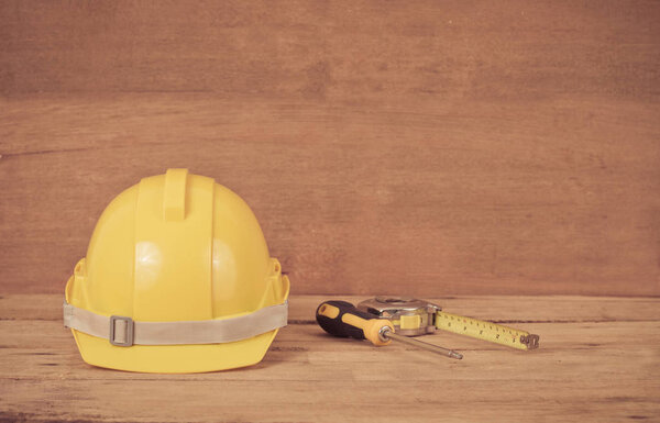 желтый шлем безопасности на дереве
