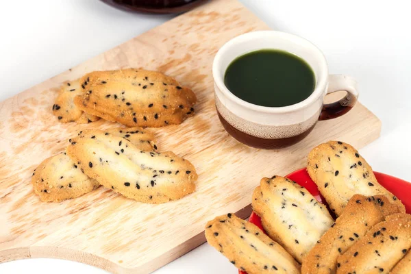 Sıcak yeşil çay ve ev küçük tatlı kurabiye yaptım 