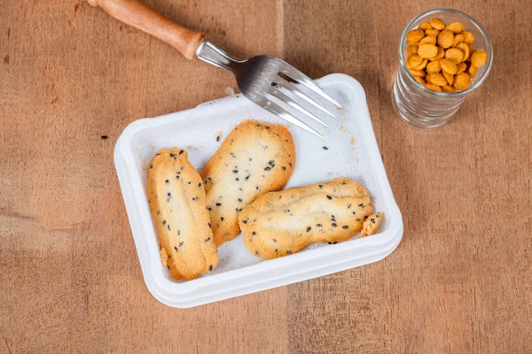 Hausgemachte kleine süße Plätzchen mit schwarzem Sesam, typischerweise Roun — Stockfoto